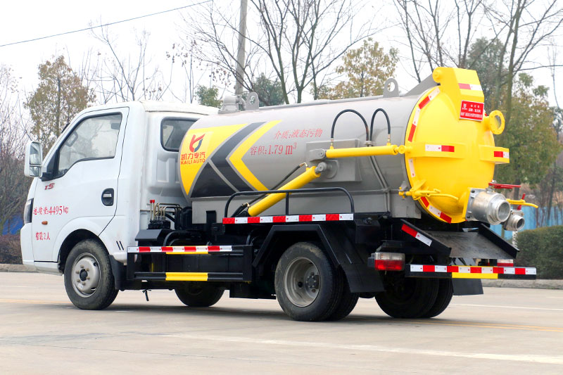 东风途逸吸污车 2方