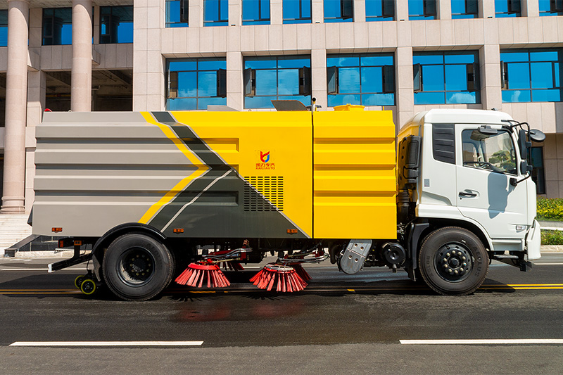 东风天锦扫路车   8方垃圾箱 4方清水箱