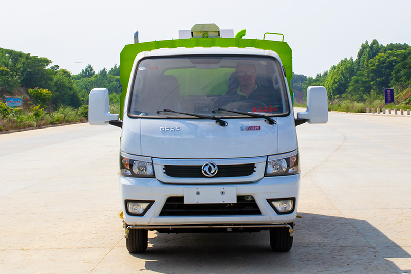 东风途逸洗扫车 2垃圾箱  2方清水箱